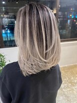 メリー オオサカ(Merly Osaka)&nbsp;おとなオシャレ！くすみホワイトグレーなバレイヤージュ