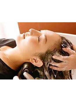 【八幡駅徒歩2分】自然光が入る開放感のあるサロン◇癒しのシャンプー台はフルフラットで低反発クッション