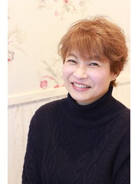 タバサ(tabasa) 明るい白髪カラーふんわりショートスタイル