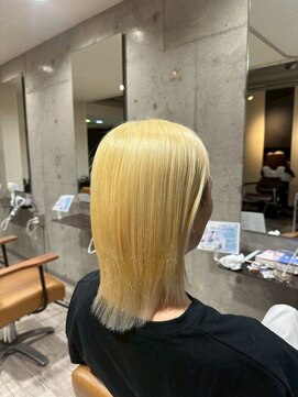 ハイトーンダブルカラーホワイトブロンドストレート艶髪ミディ