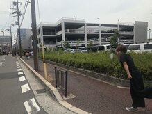 車通りのある道に出て来たら道を渡り左へ☆