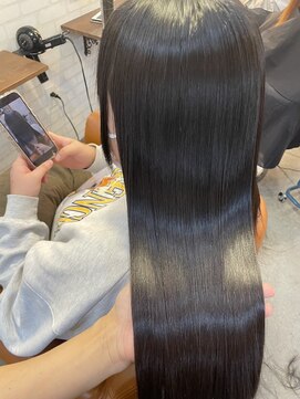 ヴィッカ ヘアーアンドメイク(vikka. hair and make) オイルストレートで癖を直し、艶としなやかな質感に