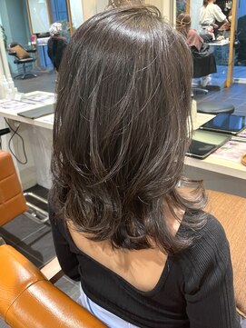 トリコ ショップアンドヘアサロン(tricot shop hair salon) ハイライトカラー ラフグレージュ ミディアムレイヤー