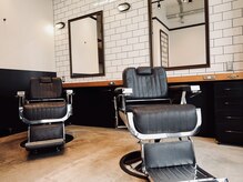 ワンエイトメンズサロン(ONE EIGHT MEN'S SALON)の雰囲気（アメリカンバーバーのような店内インテリアでカッコよく）