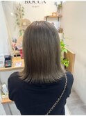 くびれヘアクールグレージュの外ハネミディ