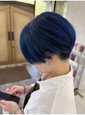 ロイヤルブルー×刈り上げマッシュショート