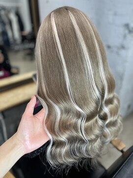 ワン(ONE) ベージュ×ハイライト