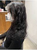 黒髪ロング レイヤーパーマ ロングスタイル ゆるふわ仕上げ