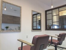 アオイ トリ ヘア デザイン(Aoi Tori Hair Design)の雰囲気（明るく落ち着いた店内。電話予約はこちら→ 076-259-1361）