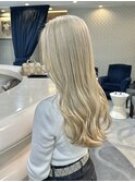 ハイトーンカラーシルバーベージュロングヘア
