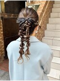 お呼ばれヘア　ツイン編み下ろしポニー　タイトミックス