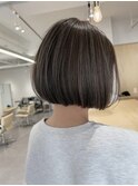 ハイライトグレージュのボブヘア