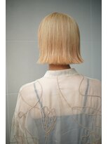 レジュアル(RESSUAL) 金髪ブロンド 外ハネ 切りっぱなしボブ