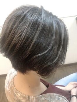 アイリス ヘアデザイン(IRIS HAIR DESIGN)の写真/360度どこから見てもどこから見てもきれいなフォルムに！”大人可愛い”デザインショートが大人気♪