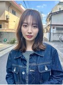 くびれミディアム暗髪グレージュレイヤーカット