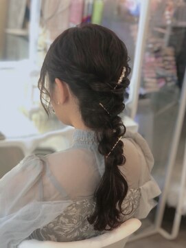 アトリエビューティーアミュ(atelier beauty AmU) 結婚式 列席 二次会 お呼ばれ 編みおろし×ゴールドピン