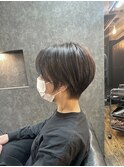 前髪長めのショートヘア