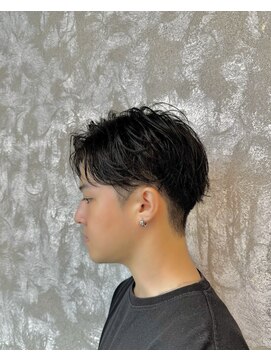 コワファースト長崎シャンプーボーイ 2nd(COIFF1RST 長崎 SHAMPOO BOY) 刈り上げセンターパートメンズカット