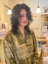 ティアナ(Tiana) 縦落ちスパイラルパーマでファッションにアクセントを.