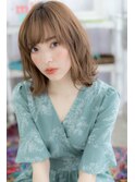 外ハネ無造作カールの女っぽくびれヘアふわミディ