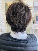 くせ毛を活かしたシルエットの大人ショート