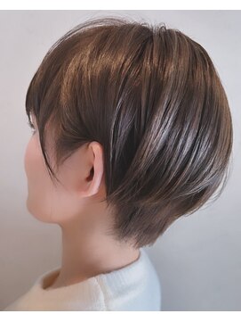 ヘアデザイン トリップ(HAIR DESIGN TRIP) グレーのマッシュショートスタイル