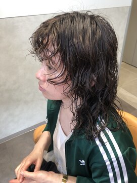 リトルクイニー(LittleQueenie) 顔周りレイヤー・スパイラルパーマ