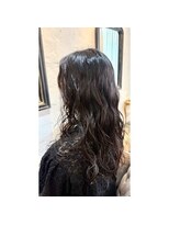 リンダ(Linda)&nbsp;ロングの柔らかなパーマスタイル