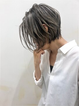 トルネード(TORNADO) 外国人風ハイライトバレイヤージュショートボブ  グレージュ