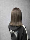 くすみグレージュの艶ストレートボブ
