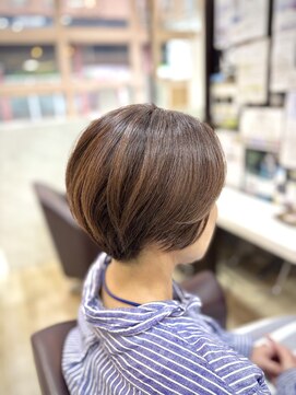 ナチュラルブラウン/前下りショートレイヤースタイル