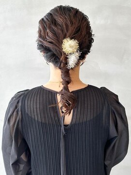 ハレ(hale) 編み込み お呼ばれへア 結婚式 ローポニー タイトヘア 20代30代