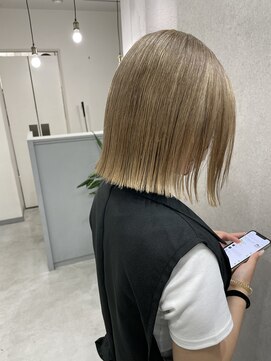 ヌーヴェル(nouvelle) 切りっぱなしボブ×ブロンド