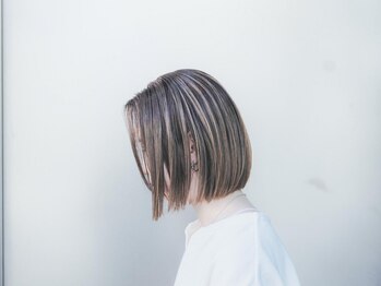 ニーイチイチ(211)の写真/素髪・頭皮に負担をかけず、髪が伸びても悪目立ちしない、美しいグレイカラー。