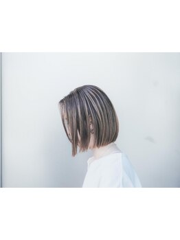 素髪・頭皮に負担をかけず、髪が伸びても悪目立ちしない、美しいグレイカラー。