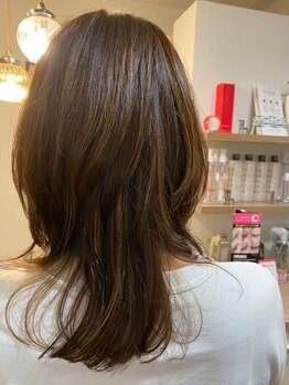トワェモワ(Toi et moi)の写真/なりたいスタイルや髪質に合わせて数種類ある《ダメージレスなカラー剤》の中から最適な薬剤を選定します♪