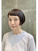 短かめバング × クラシカルなショートボブスタイル