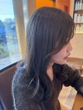 大人の余裕と可愛らしさが同居する多面的な魅力のロング