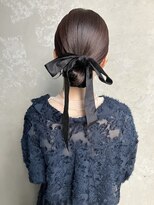 コトナ(kotona)&nbsp;【リボンシニヨンヘアアレンジ】カチモリ渋谷ねじりハーフツイン