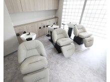 スリーク バイ ロイ 宇治店(sleek by roy)の雰囲気（フルフラットの疲れないシャンプー台はストレスフリー[美髪矯正]）