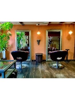 くせ毛のお悩みを解決するrrea ASOK、プライベート空間で美髪へ。