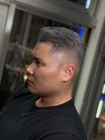 メグロバーバーショップロッポンギ 目黒六(MEGURO BARBER SHOP 6PPONGI)&nbsp;サイドパート/シルバーカラー/フェードカット