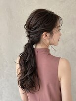 モト 船橋(moto)&nbsp;韓国お呼ばれヘア上品艶髪ねじりローポニー顔周り後れ毛船橋