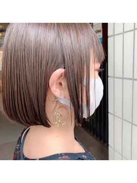 ディスオモテサンドウ 表参道(This OMOTESANDO) イヤリングと相性抜群のボブ