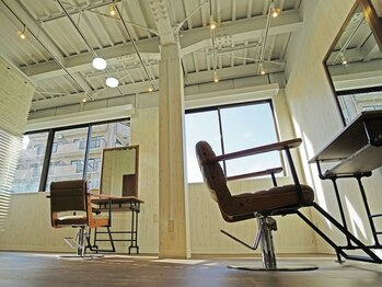 ZARAME HAIR DESIGNの写真/ほぼ女性スタイリストで居心地のいい空間です。