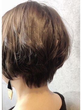 ヘアサロンM 新宿 ピアスが映える☆ショートボブ
