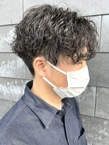 ヒュイル バイ ニアウ(Hwyl by Niau) メンズマッシュセンターパート波巻スパイラルパーマツーブロック