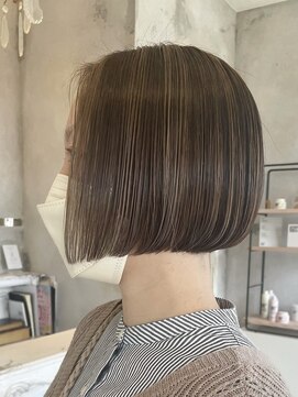 カムジーヘッド(COMEGHEAD) ダブルカラーショートボブインナーカラーハイライトケアブリーチ