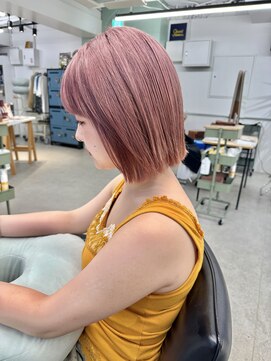 ヒビヲ(HIBIO) ショートボブ切りっぱなしボブタッセルボブベージュカラー横浜