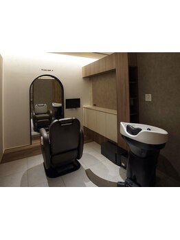 落ち着きのあるプライベート空間での施術、どうぞ安心して髪をおまかせくださいませ。